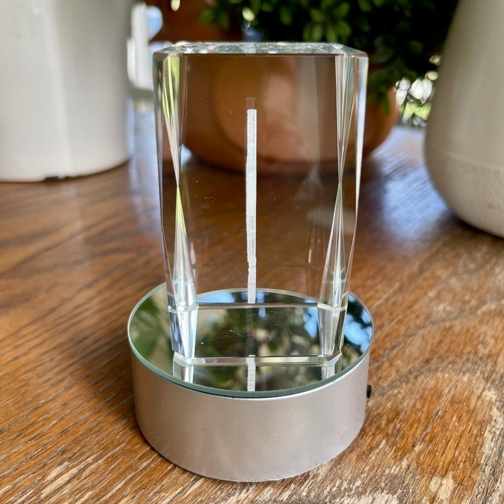 CRYSTAL, GLASS CUBE, ENGRAVED ETCHING OF TEXAS. SETS ON MIRRORED BASE - Picture 9 of 10
